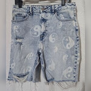 Tinseltown Ripped Ying-Yang Print Raw-Hem Jean Shorts Light Blue